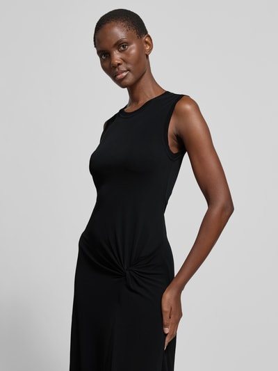 Frauenmodel trägt Slim Fit Midikleid aus reiner Viskose von Joseph in Schwarz mit Raffungen und asymmetrischem, ärmellosem Design, Nahaufnahme Oberkörper.
