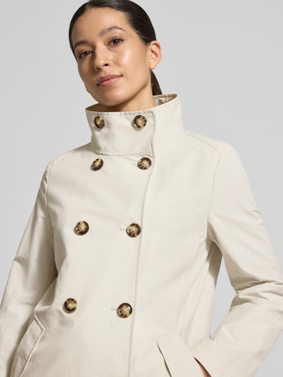 Vrouwenmodel draagt Regular Fit jack met opstaande kraag van Christian Berg Woman Selection, materiaalmix met katoen, dubbele knoopsluiting, steekzakken, close-up bovenlichaam.