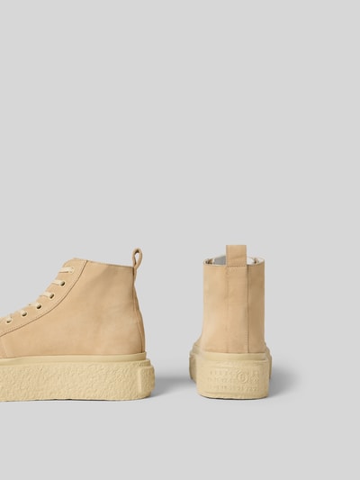 Produktfoto, Sneaker mit Schnürverschluss von MM6 Maison Margiela in Beige, abgerundete Form, strukturierte Plateau-Sohle, Label-Stitching