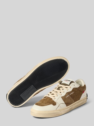 Produktfoto, Sneaker mit Kontrastbesatz Modell 'PLAYOFF' von Crime London, abgerundete Form, strukturierte Sohle, Label-Details, Schnürverschluss, beige-braune Farbkombination, glatte und veloursartige Texturen, strukturierte Sohle, Absatzhöhe 3 cm, Schafthöhe 7 cm, Schaftweite 9 cm