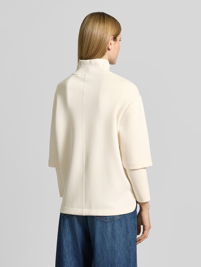 Frauenmodel trägt Blazer aus Viskose-Mix mit aufgesetzten Eingrifftaschen von Comma, cremefarben, lockerer Schnitt, Stehkragen, Reißverschluss, gerippte Ärmelabschlüsse, Rückenlänge 66 cm, Brustweite 49 cm, Ärmellänge 49 cm, Ganzkörperansicht Rückansicht.