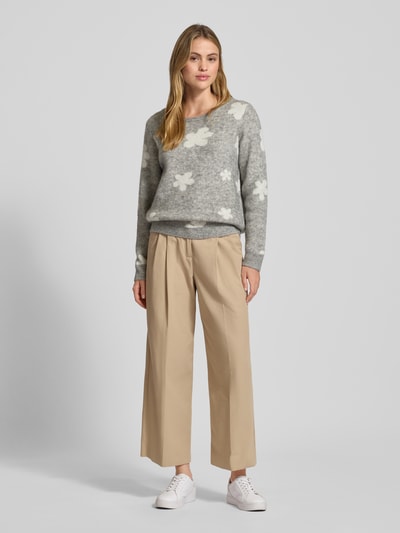 Frauenmodel trägt Strickpullover mit floralem Allover-Print Modell 'Kamara' von ICHI, U-Boot-Ausschnitt, relaxed Fit, Ganzkörperansicht von vorne