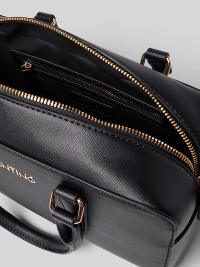 Produktfoto, schwarze Shoulder Bag mit Logo-Applikation Modell 'Zero' von VALENTINO BAGS in Leder-Optik, Reißverschluss, goldene Details, Strukturtextur, Hauptfach und Innenfächer sichtbar, rechteckige Form, Breite 31 cm, Länge 17 cm, Tiefe 8 cm, Schulterriemen 32 cm.