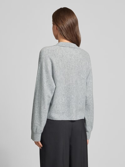 Vrouwenmodel draagt lichtgrijs gebreid jack uit pure wol model 'Dulena' van OPUS, Dames pullover, volledige achterkantaanzicht