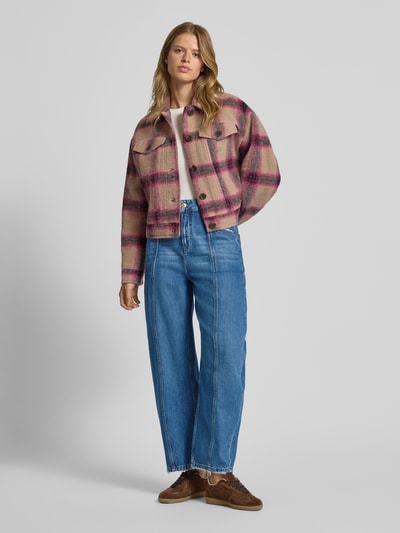 Frauenmodel trägt Jeans mit Eingrifftaschen Modell 'LUZENBERG' von Goldgarn, reine Baumwolle, lockerer Schnitt, mittelblaue Farbe, Ganzkörperansicht von vorne.