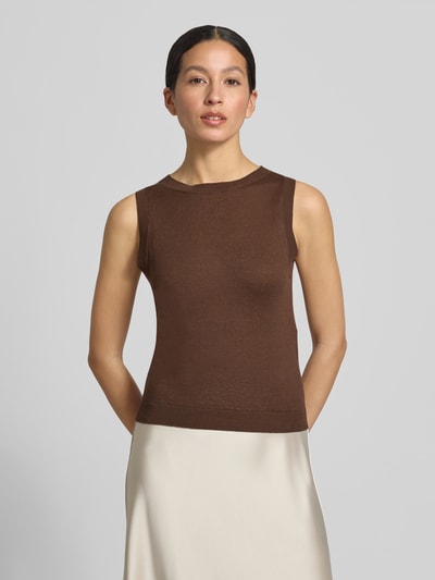 Vrouwenmodel draagt Slim Fit Top uit Seiden-Leinen-Mix model DRIVA van Weekend Max Mara, look: effen, materiaal: mix van zijde en linnen, ronde hals, labelapplicatie, strakke knitwear, mouwloos bovenstuk, rompzoom geribd, kleuren: bruin en beige, voorkant bovenlichaam close-up.
