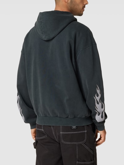 REVIEW Sweatjacke mit Motiv-Print Modell 'COLLEGEFLAME' Schwarz 5