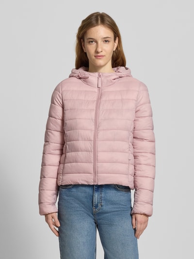 Modelka kobieca ma na sobie jasnoróżową, jednokolorową Regular Fit Steppjacke mit Kapuze Modell 'TAHIA' od Only z kapturem i kieszeniami bocznymi, krój regular fit, całkowity widok z przodu.