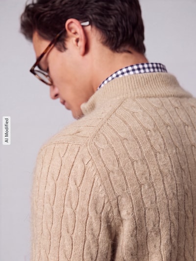 Männermodel trägt Regular Fit Troyer aus Woll-Kaschmir-Mix von Polo Ralph Lauren, beżowe sploty warkoczowe, Ganzkörperansicht Rückansicht, KI-modifiziertes Bild.
