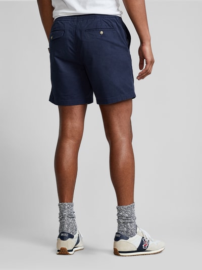 Männermodel trägt Regular Fit Shorts aus Baumwoll-Mix von Polo Ralph Lauren in Dunkelblau, mit elastischem Bund, Gesäßtaschen, Ganzkörperansicht Rückansicht.