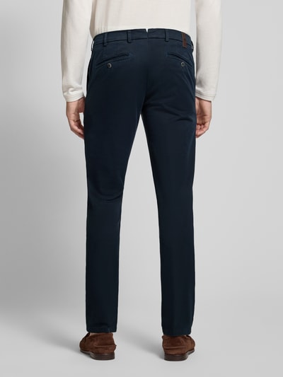 Männermodel trägt dunkelblaue Regular Fit Chino aus Baumwoll-Mix Modell 'Lupus' von MMX, Herren Chino, Ganzkörperansicht Rückansicht.