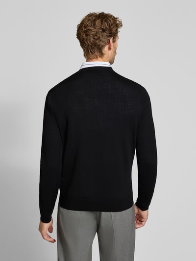 Männermodel trägt schwarzen Regular Fit Pullover aus reiner Wolle von Polo Ralph Lauren, glatte Textur, Ganzkörperansicht Rückansicht. Herren Pullover