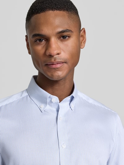 Männermodel trägt Slim Fit Business-Hemd mit Button-Down-Kragen von OLYMP Level Five aus reiner Baumwolle, Nahaufnahme Oberkörper.