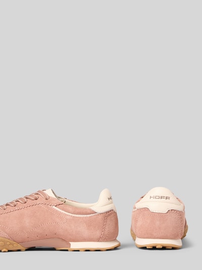 Produktfoto, Sneaker aus echtem Leder mit Logo-Detail Modell 'Bridge' von HOFF, rosa-beige Töne, dezente Struktur, runde Form, flacher Absatz, Damen Sneaker, Schafthöhe 8 cm, Schaftweite 8 cm, Größe 40, glatte und samtige Textur.