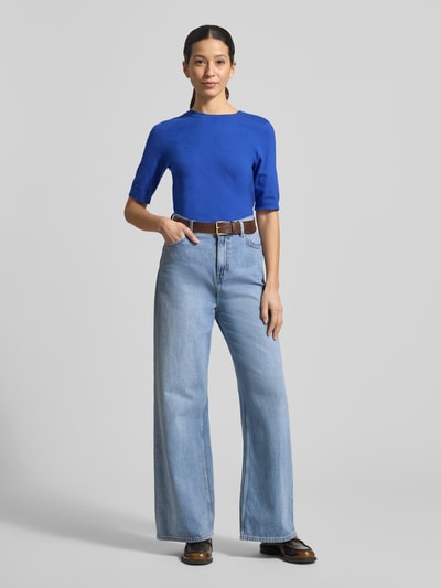 Frauenmodel trägt Strickshirt aus Viskose-Mix mit Rundhalsausschnitt von Betty Barclay in Blau zu Jeans, Regular Fit, Ganzkörperansicht von vorne.