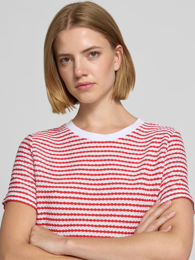 Frauenmodel trägt T-Shirt mit Strukturmuster und Rundhalsausschnitt von monari, rot-weiß, Material-Mix, Regular Fit, Nahaufnahme Oberkörper.