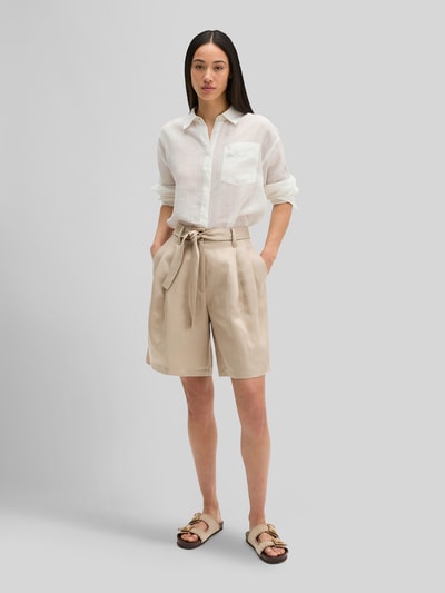 Frauenmodel trägt Relaxed Fit Shorts mit Leinen-Anteil von Marc O'Polo, Optik: Unifarben, Passform: Relaxed-Fit, High-Waist, Bundfalten, Stoffgürtel, Verschluss: Knopf und verdeckter Reißverschluss, Ganzkörperansicht von vorne.