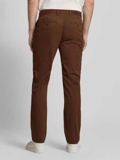 Mężczyzna nosi Slim Fit Chino aus Baumwoll-Mix von Tommy Hilfiger, kolor jednolity, krój slim fit, logo, bawełna, pełny widok z tyłu.