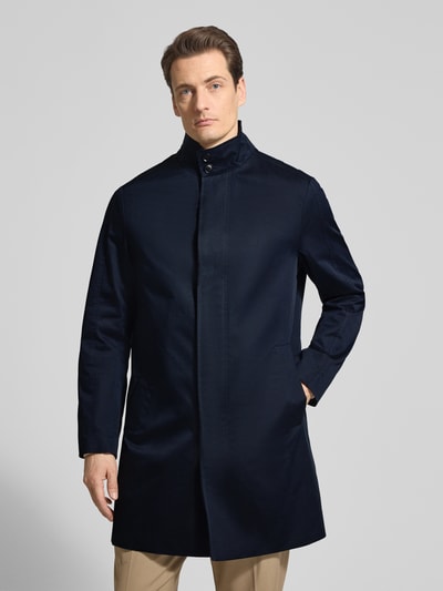 Männermodel trägt Regular Fit Mantel mit Stehkragen von MCNEAL aus Baumwoll-Mix in Dunkelblau, Eingrifftaschen, Ganzkörperansicht von vorne. Rückenlänge bei Größe M 92 cm, Schulterbreite 48 cm, Brustweite 61 cm, Ärmellänge 65 cm.