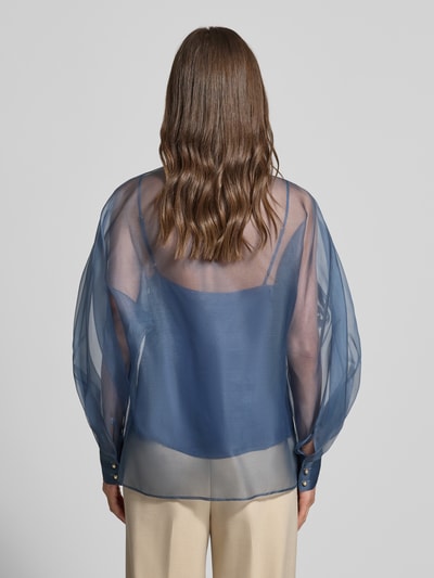 Männermodel trägt Regular Fit Bluse aus reiner Seide Modell 'SELIBBRA' von Max Mara Studio, niebieski transparentny szyfon, haftowane motywy, dwuczęściowa, widoczny top, długi rękaw, mankiety, widok całej sylwetki z tyłu.