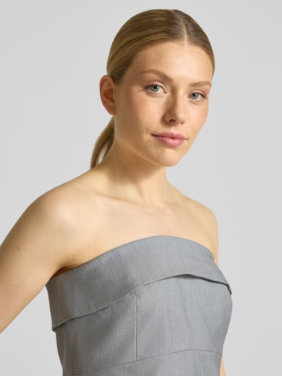Frauenmodel trägt Bandeau-Top mit Viskose-Anteil Modell 'Hanna' von My Essential Wardrobe in Hellgrau, glatte Textur, Nahaufnahme Oberkörper. Leicht ausgestellter Schnitt, Reißverschluss hinten, Rückenlänge bei Größe 36: 38 cm.