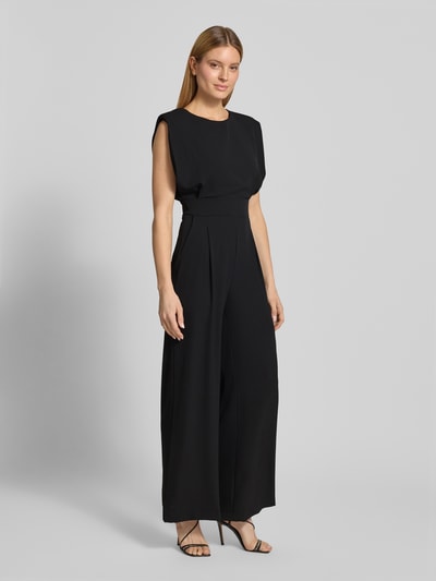 Frauenmodel trägt Regular Fit Jumpsuit mit Rundhalsausschnitt von Rinascimento, schwarz, ärmellos, Kellerfalten, tailliert, Ganzkörperansicht von vorne.