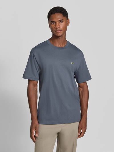 Männermodel trägt Regular Fit T-Shirt aus reiner Baumwolle von Lacoste in Blau, glatte Textur, Ganzkörperansicht von vorne, Herren T-Shirt
