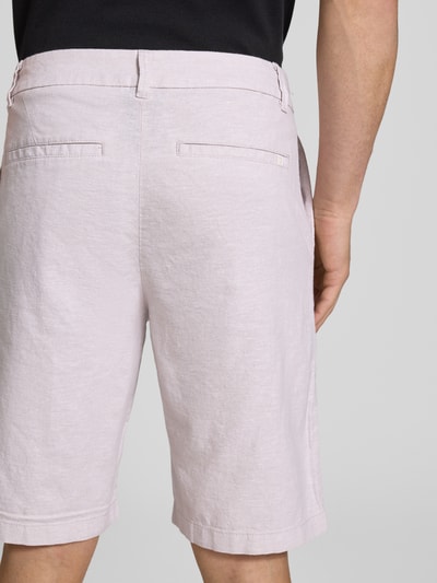 Männermodel trägt Regular Fit Bermuda aus Leinen-Baumwolle-Mix von Tom Tailor Denim, Optik: Unifarben, Paspeltaschen, Ganzkörperansicht Rückansicht.