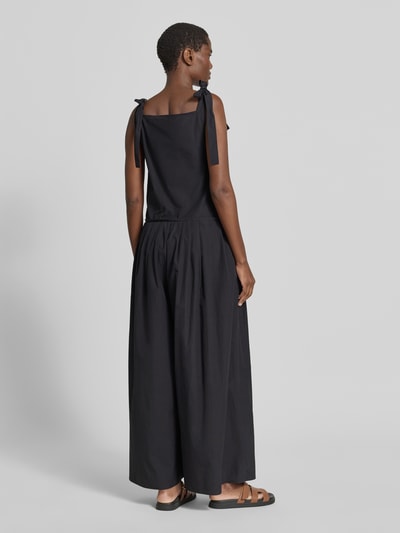Kobiece model prezentuje Loose Fit Jumpsuit aus reiner Baumwolle Modell 'AGGUATI' von Weekend Max Mara, efekt: jednolity kolor, krój w kształcie litery a, wysokie zapięcie, wiązanie na szyi, wpuszczane kieszenie, 100% bawełna, widok całej sylwetki od tyłu.