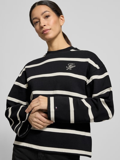 Frauenmodel trägt Relaxed Fit Sweatshirt aus Baumwoll-Mix von Tommy Hilfiger im schwarz-weiß gestreiften Allover-Muster, Logo-Stitching und Rundhalsausschnitt, Sweatmaterial, Nahaufnahme Oberkörper.
