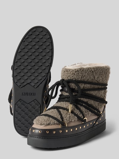 Produktfoto, Boots mit Kontrastbesatz Modell 'Curly Rock' von INUIKII, Schnür-Detail, abgerundete Passform, profilierte Sohle, grau-schwarz, goldfarbene Nieten, Damenmodell