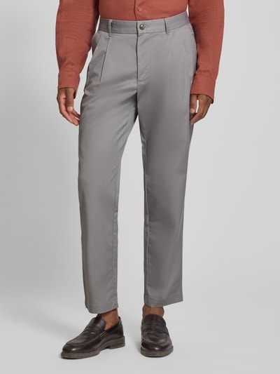 Męski model nosi Tapered Fit Hose mit Gesäßtaschen von MCNEAL, mieszanka bawełny, krój tapered fit, drapowania, kieszenie z tyłu, szerokość w rozmiarze M: 44 cm, długość wewnętrzna nogawki w rozmiarze M: 70 cm, jasnoszary kolor, widok z przodu na całe ciało.