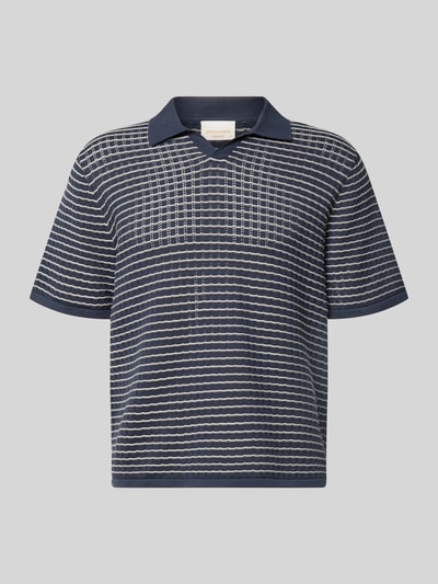 Produktfoto, Regular Fit Poloshirt mit V-Ausschnitt von Jack & Jones aus reiner Baumwolle, Strickshirt, dunkles Blau mit feinem Linienmuster, Rückenlänge 67 cm in Größe M.