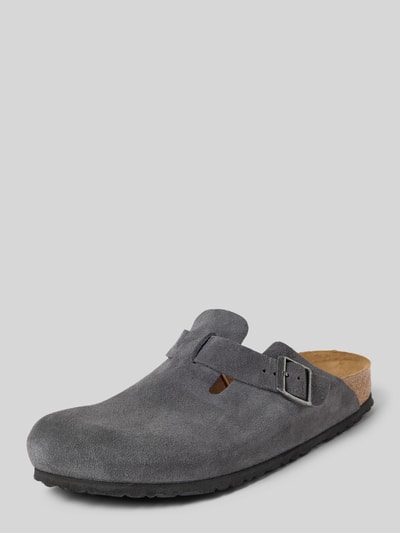 Produktfoto, Hausschuhe aus echtem Leder Modell 'Boston' von Birkenstock, graues Veloursleder, abgerundete Form, Dornschließe, strukturierte Sohle, Absatzhöhe 4 cm, seitliche Perspektive.