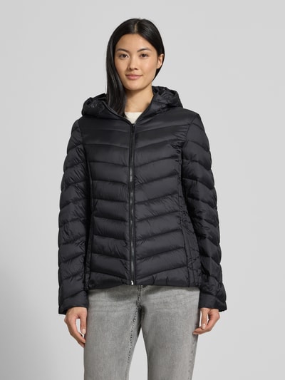 Frauenmodel trägt kurtka w stylu puffer Regular Fit Puffer Jacket mit Reißverschlusstaschen von Jake*s Casual, jednokolorowy materiał, kaptur, zamek błyskawiczny, długi rękaw, pikowane wykończenie, kieszenie zapinane na zamek błyskawiczny, Ganzkörperansicht von vorne.