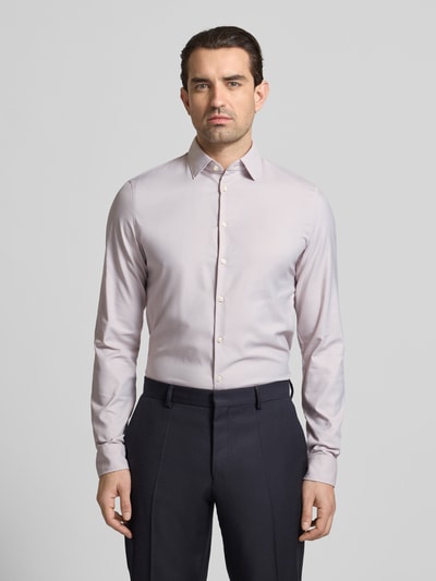 Męski model nosi Slim Fit Business-Hemd mit Kentkragen und extra langem Ärmel od Jake*s, jasnoszary materiał z domieszką stretchu, krój slim fit, długi rękaw, zdjęcie całej sylwetki z przodu, długość pleców w rozmiarze 39/40: 80 cm, szerokość w rozmiarze 39/40: 44 cm, długość rękawa w rozmiarze 39/40: 71 cm