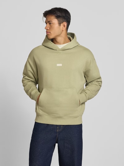 Männermodel trägt Loose Fit Hoodie aus reiner katoen model 'Nazardo' van HUGO, Heren hoodie, lichtgroen, rechte snit, Ganzkörperansicht von vorne