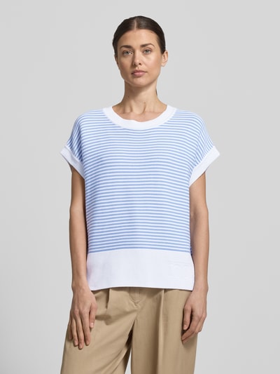 Frauenmodel trägt T-Shirt aus reiner Baumwolle in Strick-Optik Modell 'Kipe' von JOOP!, Streifenmuster, lockere Passform, Nahaufnahme Oberkörper.