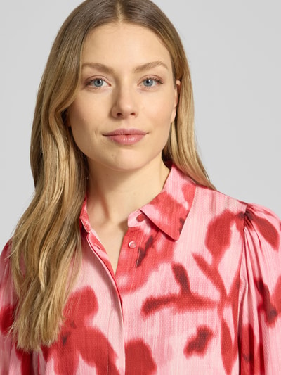 Frauenmodel trägt Regular Fit Hemdbluse aus reiner Viskose Modell 'Asina' von YAS mit floraler Allover-Print, Nahaufnahme Oberkörper.