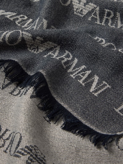 Produktfoto, Schal mit Logo-Muster und Fransen von Emporio Armani, Material-Mix mit Lanawoll-Anteil, grau-blau, Struktur sichtbar