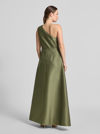 Frauenmodel trägt Midikleid mit Rüschenbesatz von Adrianna Papell aus olivgrünem Satin, asymmetrisches, ärmelloses Design, Ganzkörperansicht Rückansicht.
