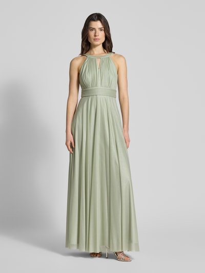 Frauenmodel trägt Regular Fit Abendkleid aus Glitzer-Mesh von Jake*s Cocktail in zartem Grün, Schlüssellochausschnitt, taillierte Passform, Falten-Optik, Nahtreißverschluss, Rückenlänge 152 cm, Brustweite 37 cm, Ganzkörperansicht von vorne.