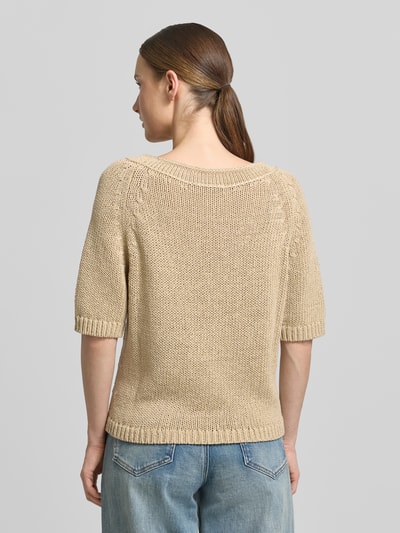 Modelka nosi sweter z dzianiny 'Strickpullover aus Leinen-Mix mit 1/2-Arm' od Luisa Cerano, mieszanka lnu i bawełny, krój regular fit, okrągły dekolt, rękaw o dł. 1/2, długość tyłu w rozmiarze 36: 55 cm, długość rękawów w rozmiarze 36: 36 cm, jasnobeżowy, faktura dzianiny, widoczne delikatne prążki, widok całej sylwetki z tyłu.