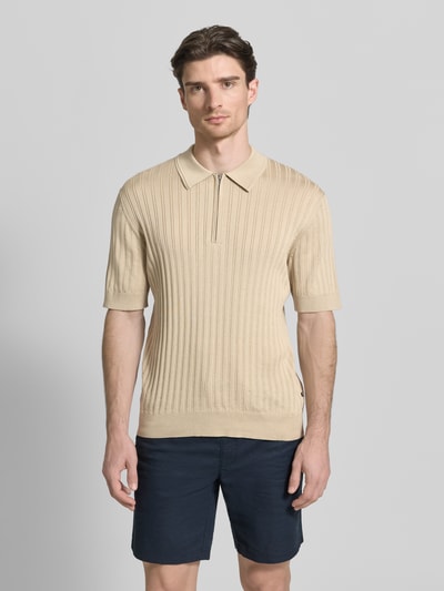 Männermodel trägt Slim Fit Poloshirt mit Reißverschluss von Matinique, Reine Baumwolle, Ripp-Optik, Polokragen, Strickshirt, Ganzkörperansicht von vorne.