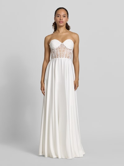 Frauenmodel trägt Brautkleid mit Ziersteinbesatz von Laona, Tailliert, Semitransparent, Florales-Muster, Schulterfrei, Ganzkörperansicht von vorne.