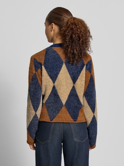 Frauenmodel trägt Regular Fit Jacke in Strick-Optik von MORE & MORE in Braun, Beige und Blau mit Rautenmuster, Ganzkörperansicht Rückansicht.