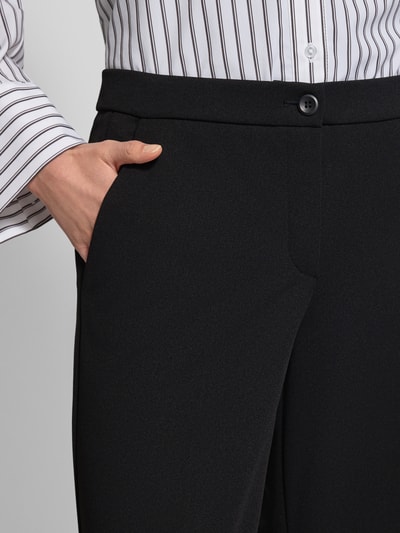 Frauenmodel trägt Hose mit verkürzter Passform Modell 'Hillda-650' von STEHMANN im Material-Mix mit Stretch-Anteil, Nahaufnahme Oberkörper.