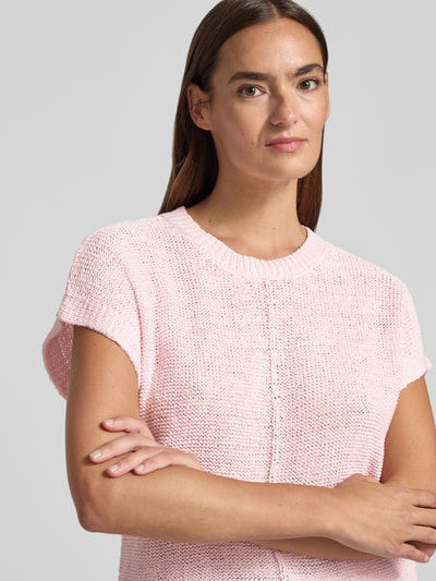 Vrouwenmodel draagt gebreid shirt met ronde hals en kapmouwen model 'Estapper' van FREE/QUENT, dames, regular fit, detailopname bovenlichaam.