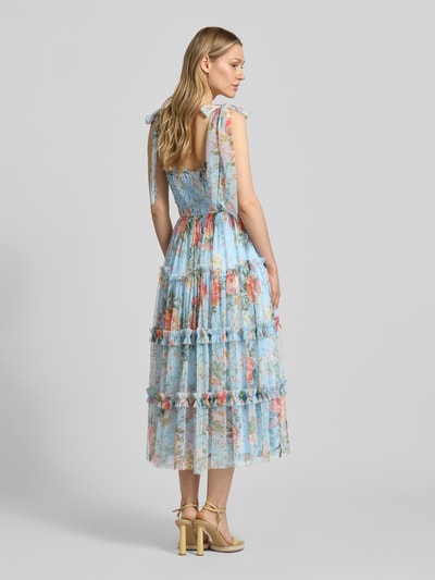 Modelka kobieca ma na sobie Knielanges Cocktailkleid mit Smok-Details od LACE & BEADS, niebiesko-różowy tiul, fason A-linii, długość do kolan, stufenowy wygląd, marszczenia, ramiączka wiązane, Szerokość w rozmiarze S: 37 cm, długość pleców w rozmiarze S: 100 cm, widok całej sylwetki z tyłu.