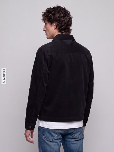 Männermodel trägt Regular Fit Freizeithemd aus reiner Baumwolle von Tommy Hilfiger, schwarz, strukturierte Oberfläche, Ganzkörperansicht Rückansicht, KI-modifiziertes Bild.